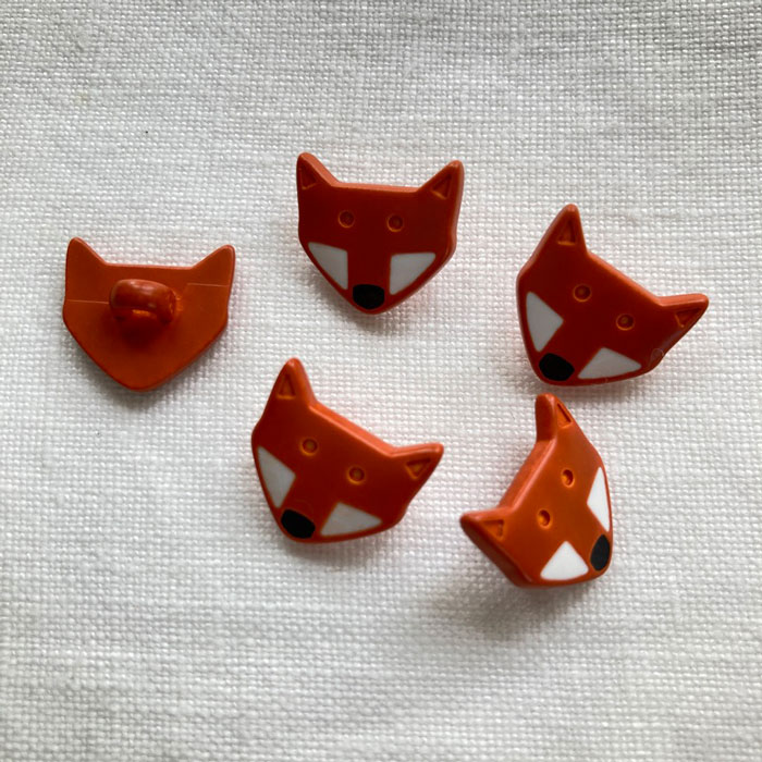 Five buttons with shanks in the shape of a fox's head