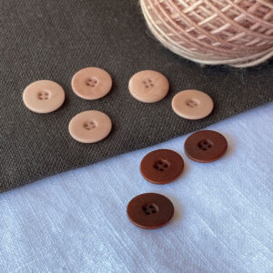 Flat, matt, four hold buttons on a linen background